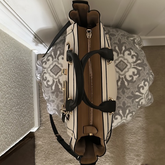 NWOT Coach cream with black Leather carryall - Picture 4 of 15